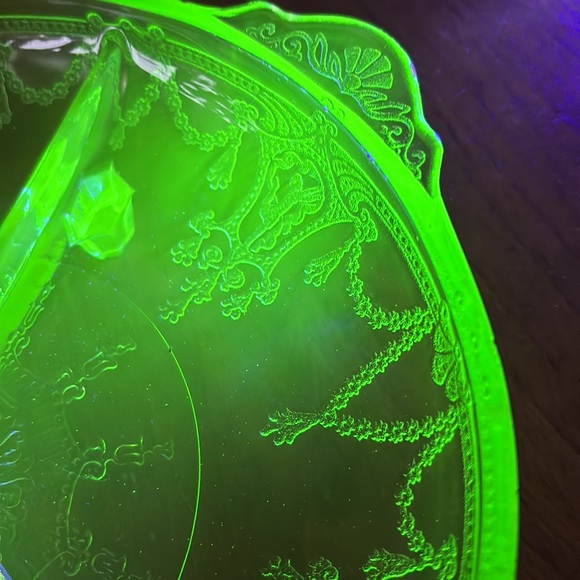 Vintage Anchor Hocking Cameo 3 section green uranium glass trinket/relish dish - Picture 2 of 9